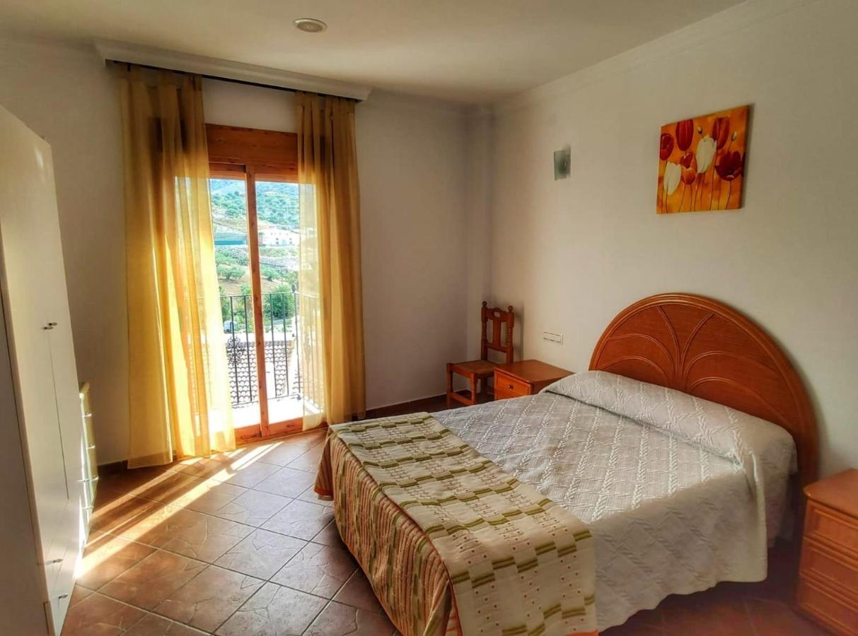 Casa Amplia Con Terraza En La Vinuela Villa Luaran gambar