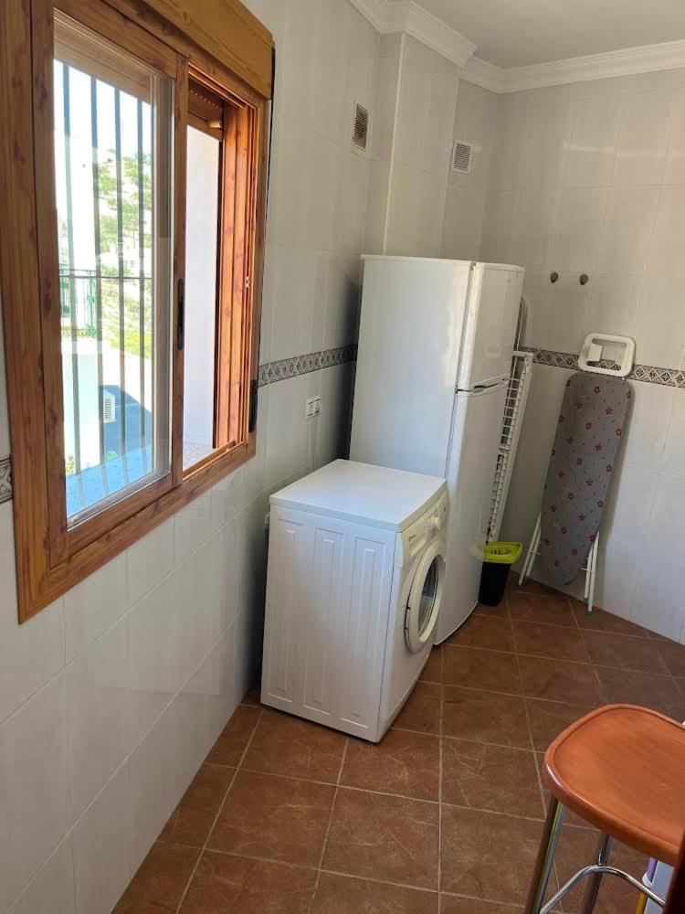 Casa Amplia Con Terraza En La Vinuela Villa Luaran gambar